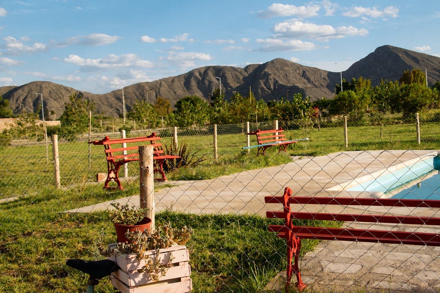 Piscina y paisaje de montaña de Cabañas Andacollo