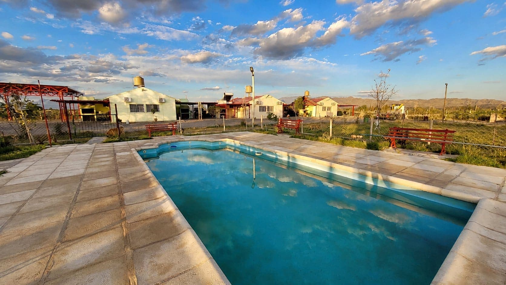 Piscina frente a las cabañas de Cabañas Andacollo