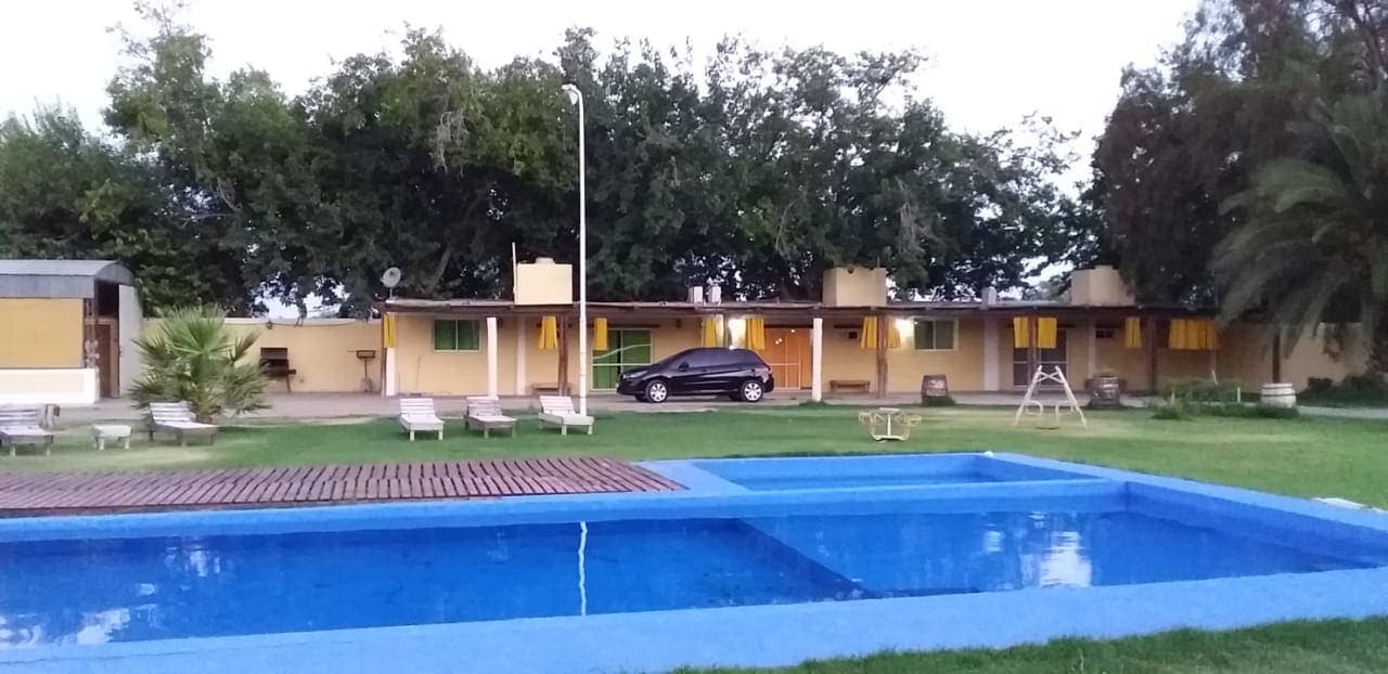 Pileta, parque y cabañas de Viñas de Segisa en Pocito