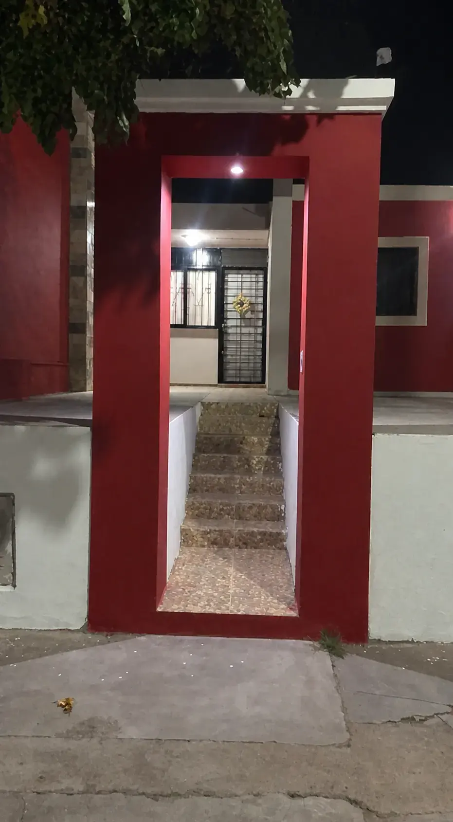 Ingreso nocturno de Casa Pétalos Rojos