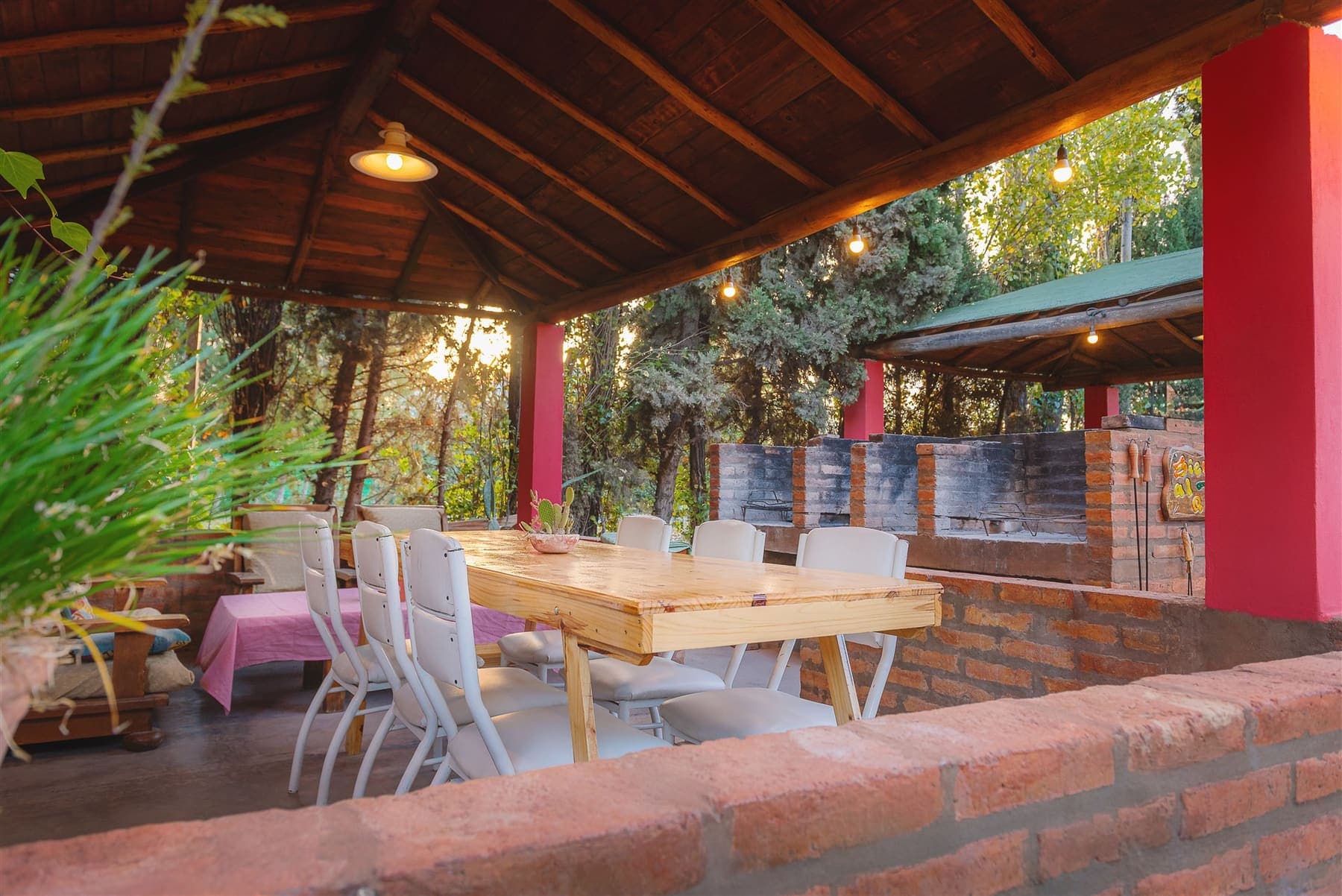 Quincho techado con parrillero y mesa de La Posada del Ángel