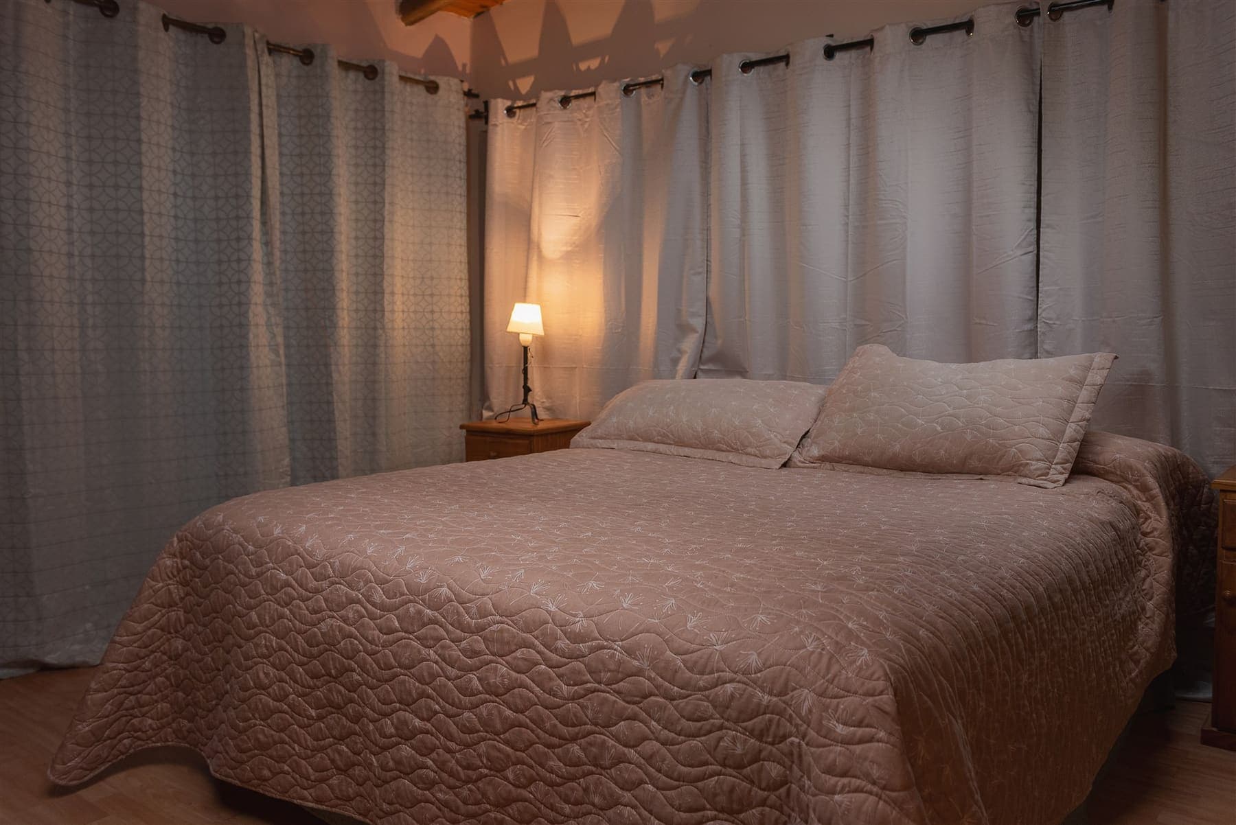 Dormitorio matrimonial de una cabaña de La Posada del Ángel