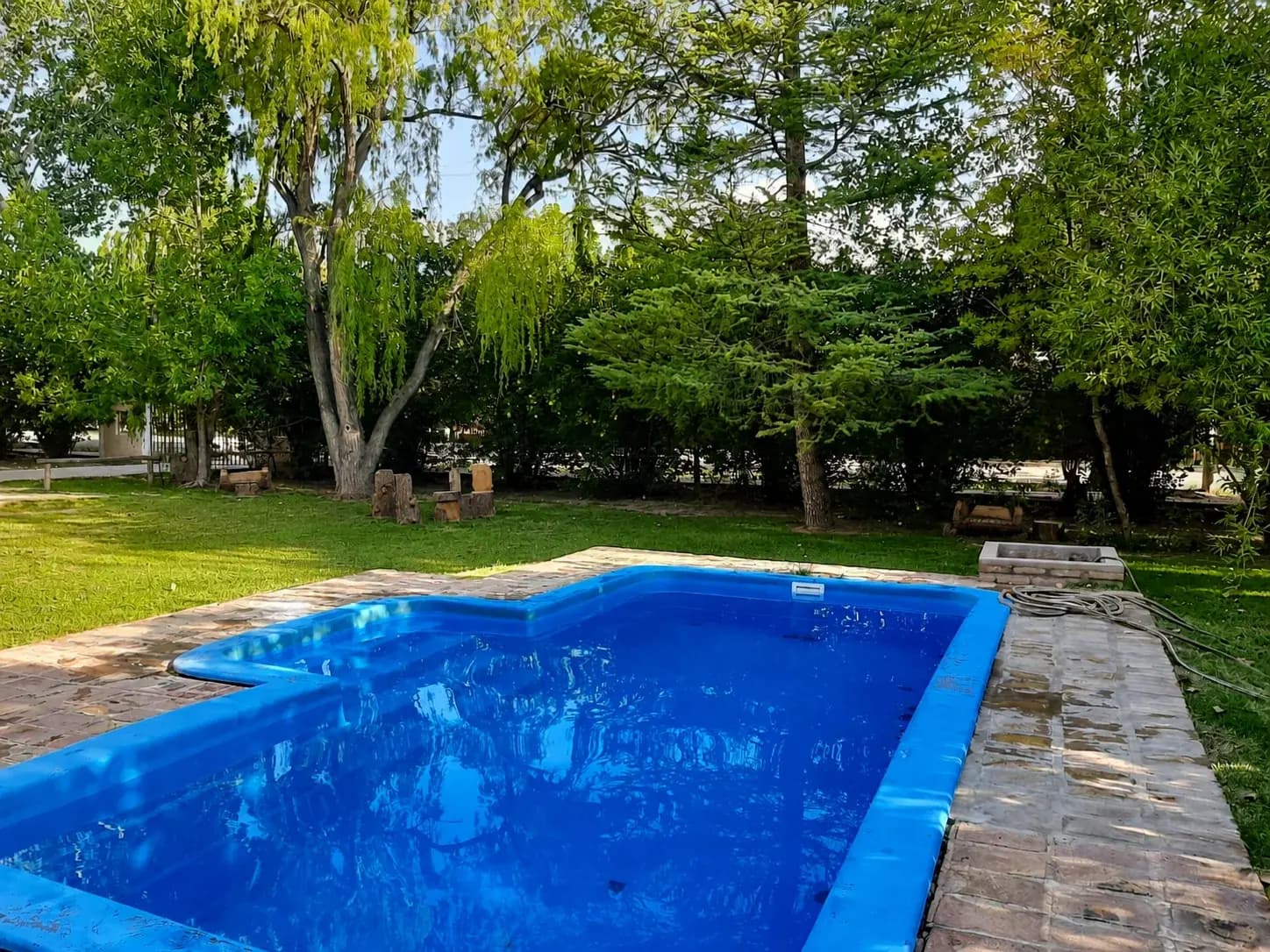 Pileta de Los Membrillos en su parque arbolado