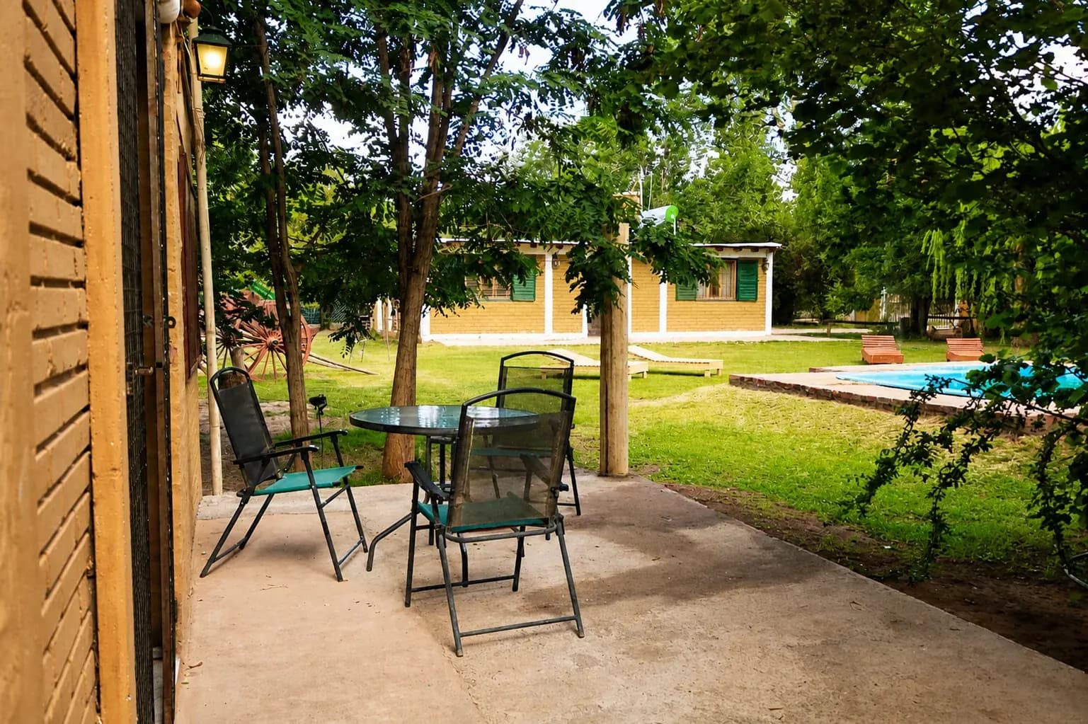 Galería con vista al parque y la pileta