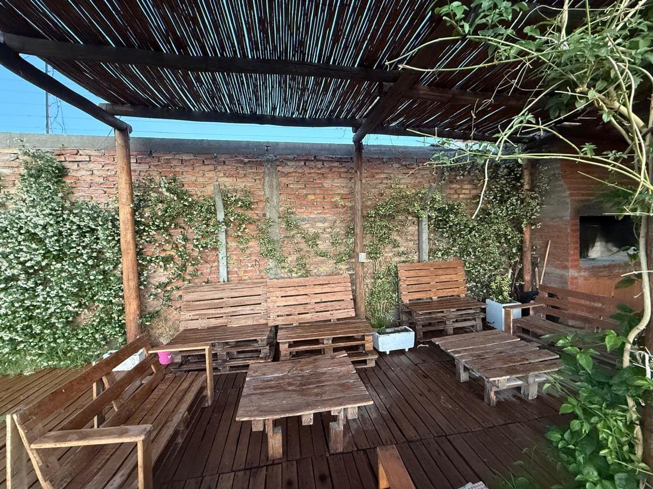 Galería exterior con mobiliario de Meraki