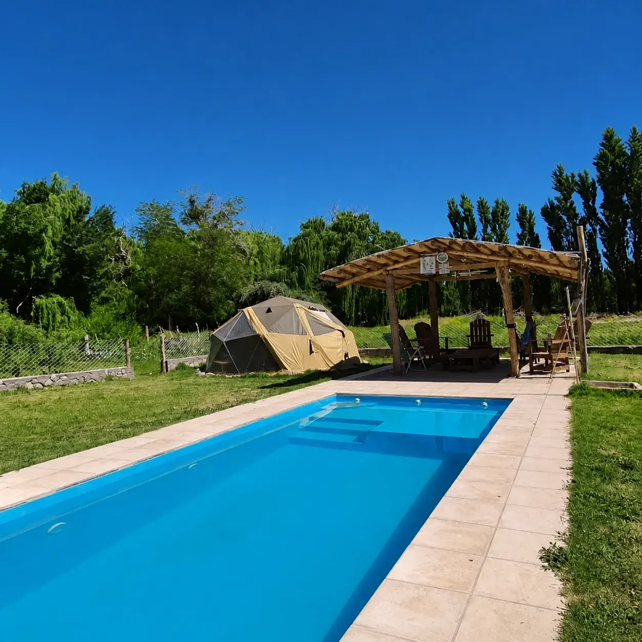 Pileta de temporada y galería de Rancho Por Fin
