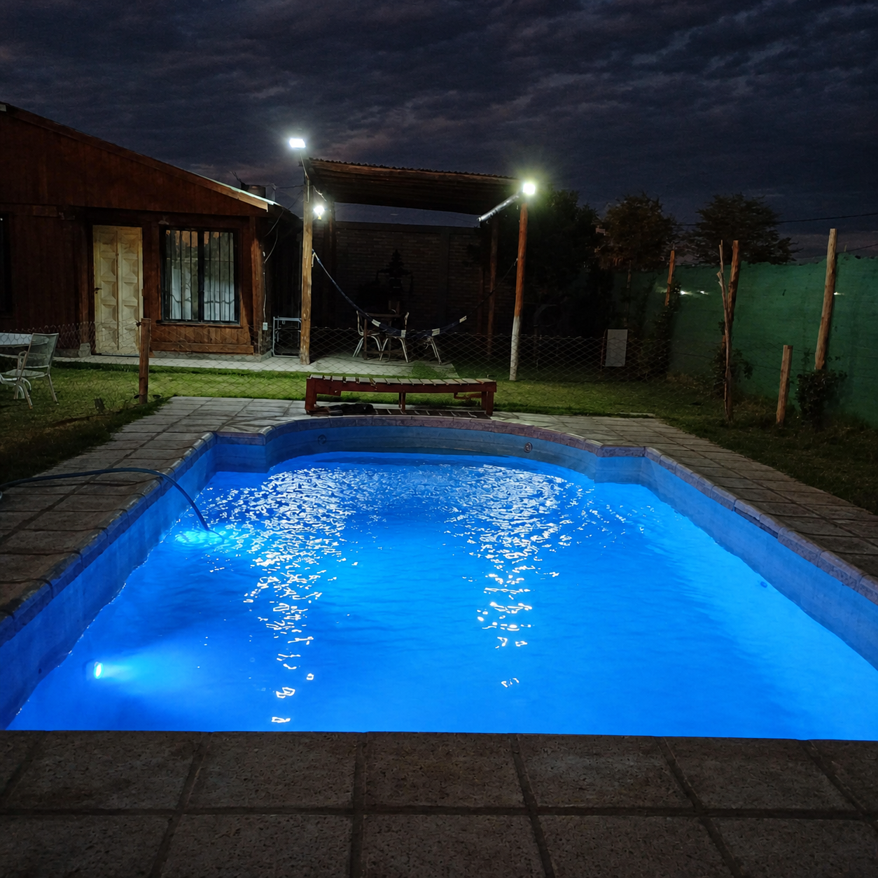 Pileta iluminada y cabaña de Cabañas Huazimul
