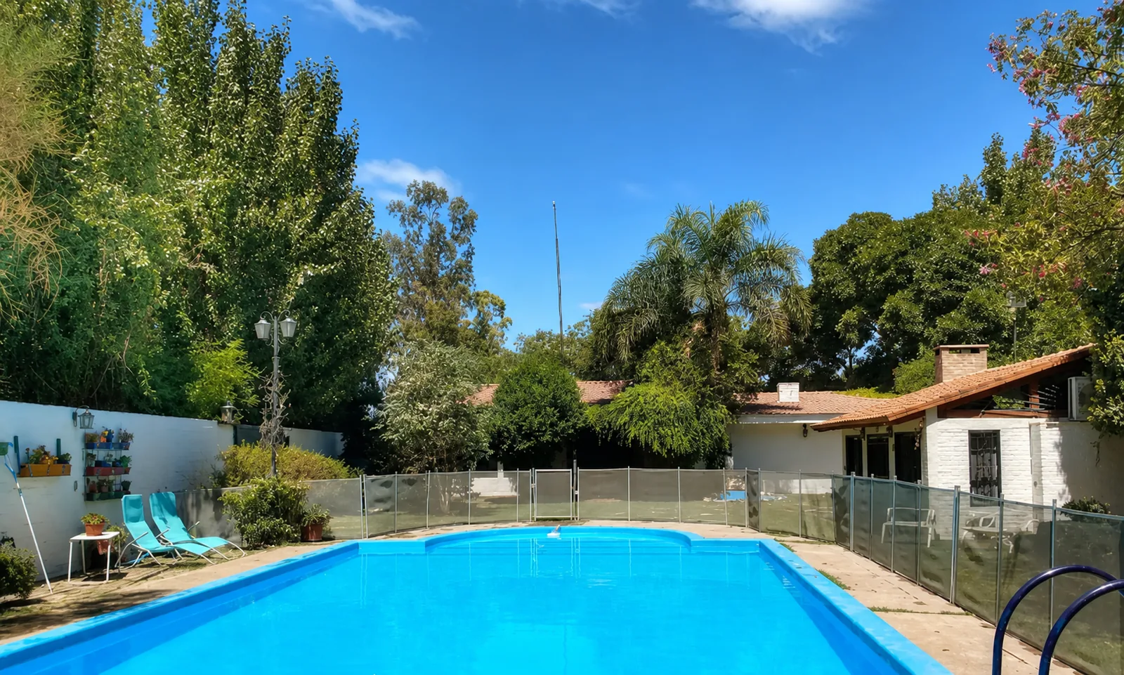Pileta y parque arbolado de Complejo Los Aromos