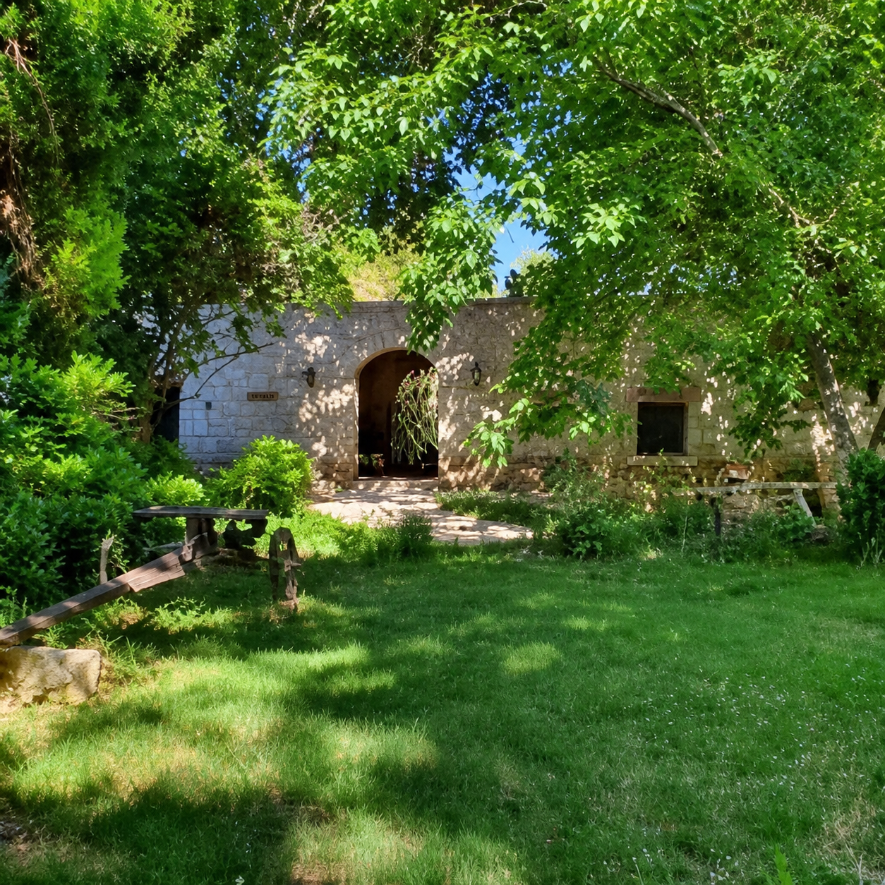 Jardín arbolado y casa histórica de Rancho Por Fin